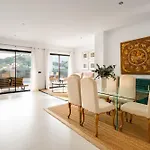 Luxury 2 Bedroom Appartement *