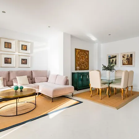 Luxury 2 Bedroom *