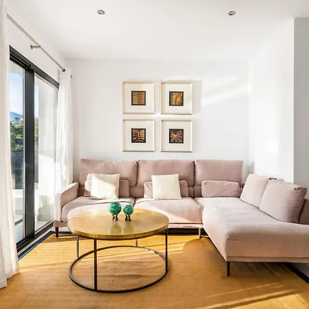 Luxury 2 Bedroom *
