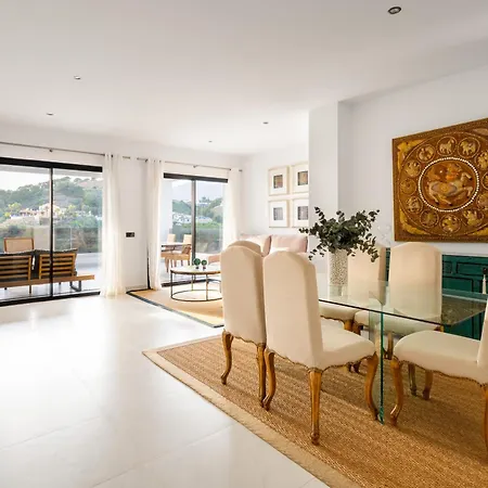 Luxury 2 Bedroom Apartament *